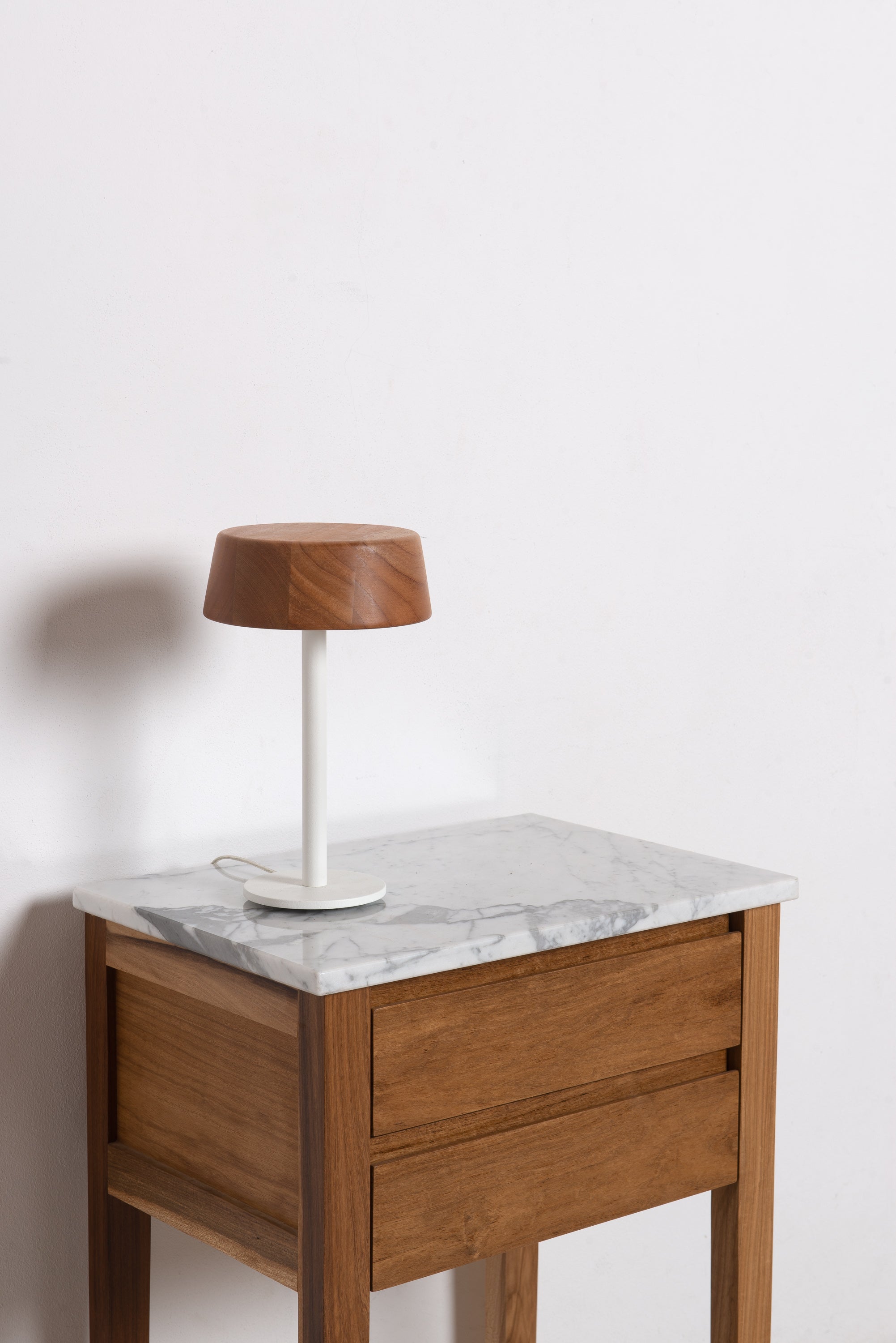 Mesa de Luz Nina Tall